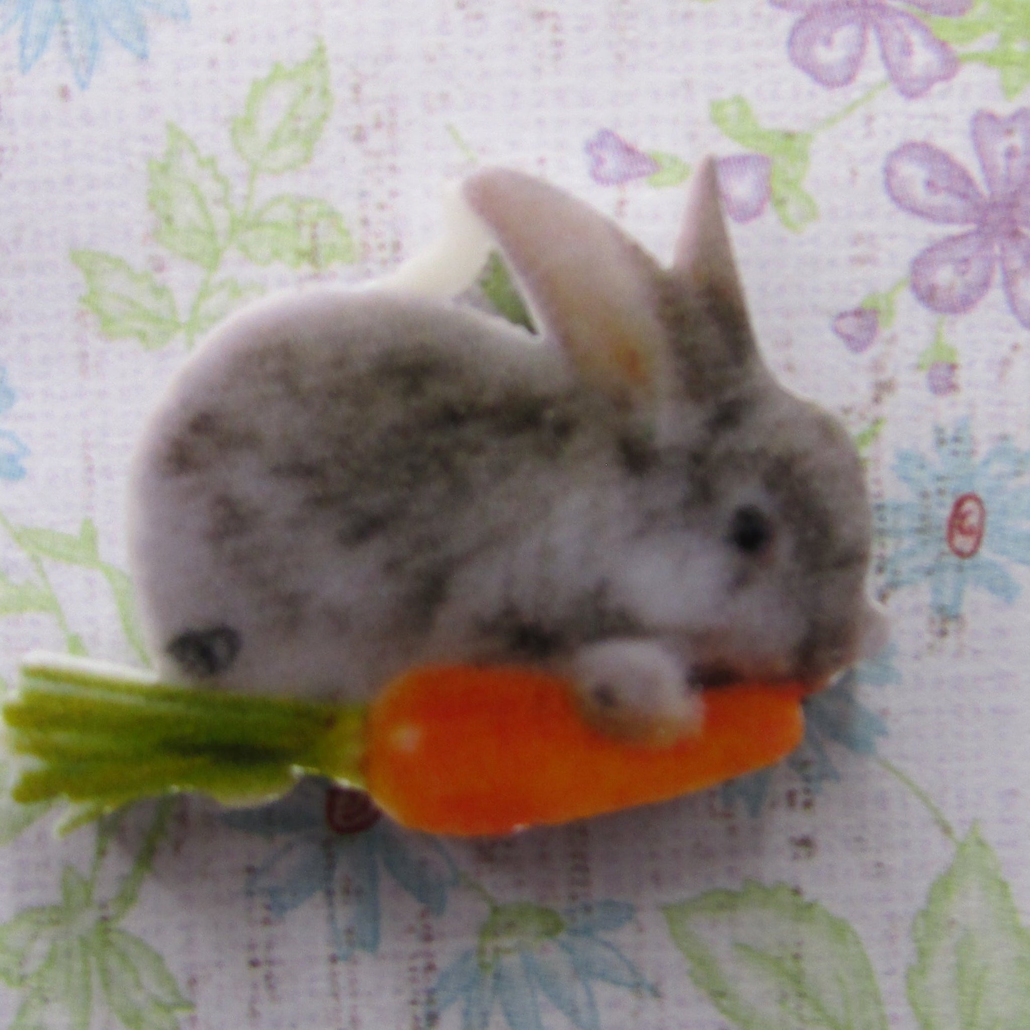First view of the Adorable Bunny with a Carrot Needle Minder